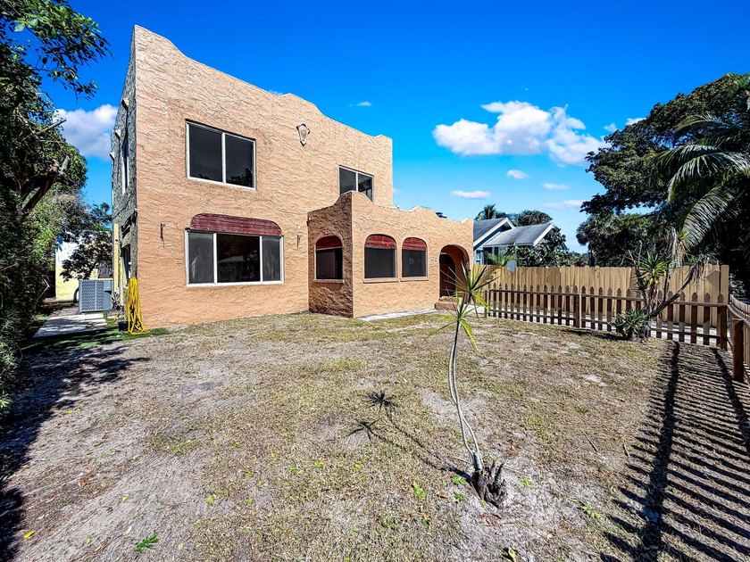 FANTASTIC OPPORTUNITY! Spanish Mission style home with Guest - photo 7