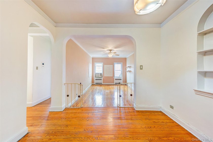 Spacious top floor pre-war 1 bedroom in top location with low - photo 2