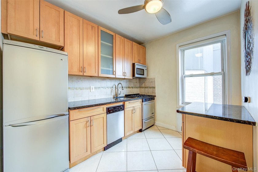 Spacious top floor pre-war 1 bedroom in top location with low - photo 5