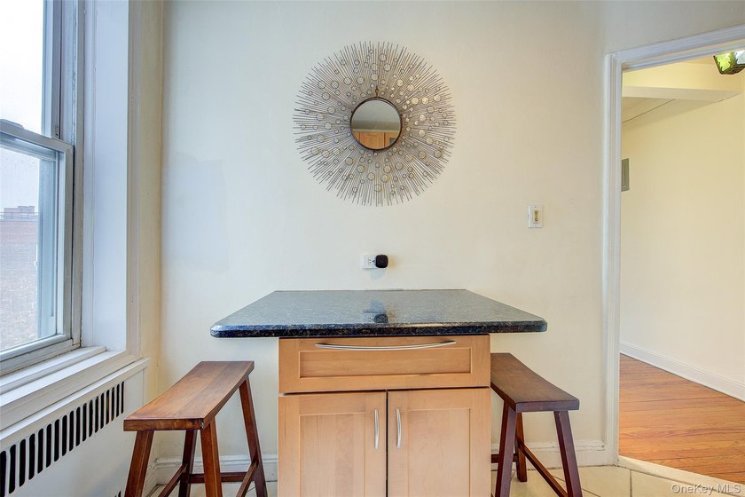 Spacious top floor pre-war 1 bedroom in top location with low - photo 6