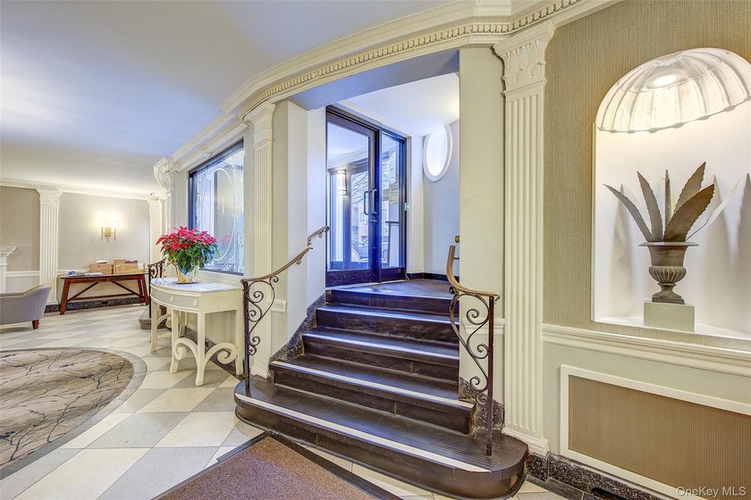 Spacious top floor pre-war 1 bedroom in top location with low - photo 10