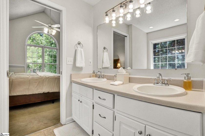 Contact Lisa Murray. Welcome home to this beautifully maintained - photo 22