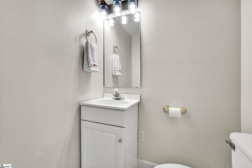 Contact Lisa Murray. Welcome home to this beautifully maintained - photo 36