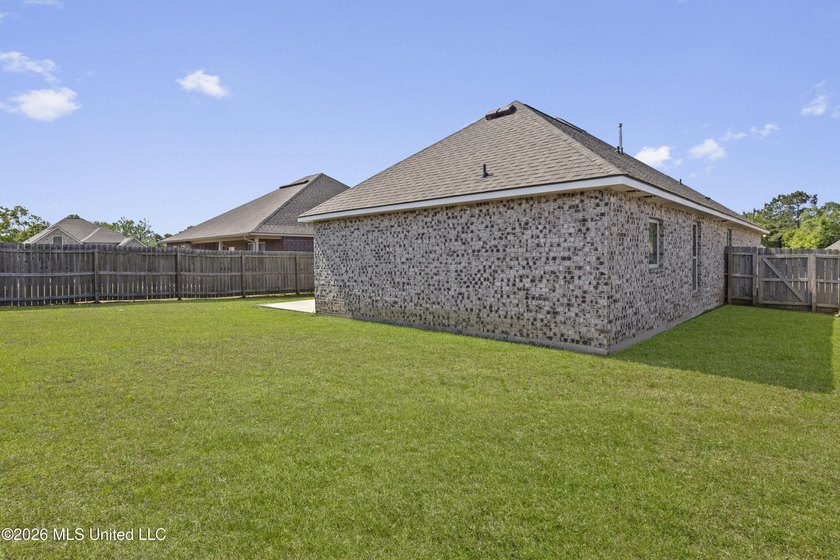 Don't miss this beautifully maintained home in the Savoy Place - photo 28