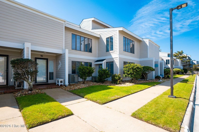 Amazing ocean views and effortless coastal living await in this - photo 2