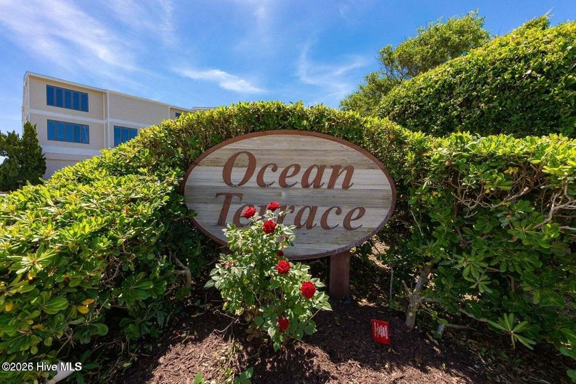 Amazing ocean views and effortless coastal living await in this - photo 4