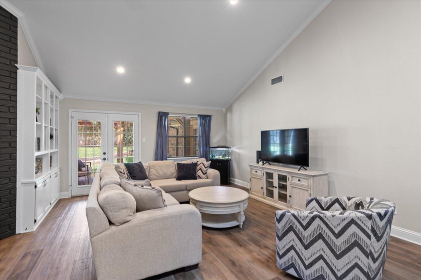 Located in one of Longview's most established and sought-after - photo 5