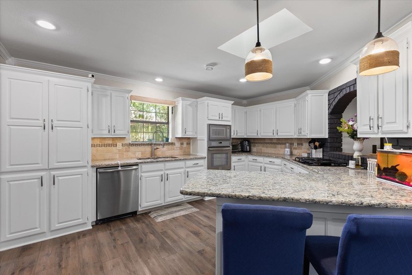 Located in one of Longview's most established and sought-after - photo 10