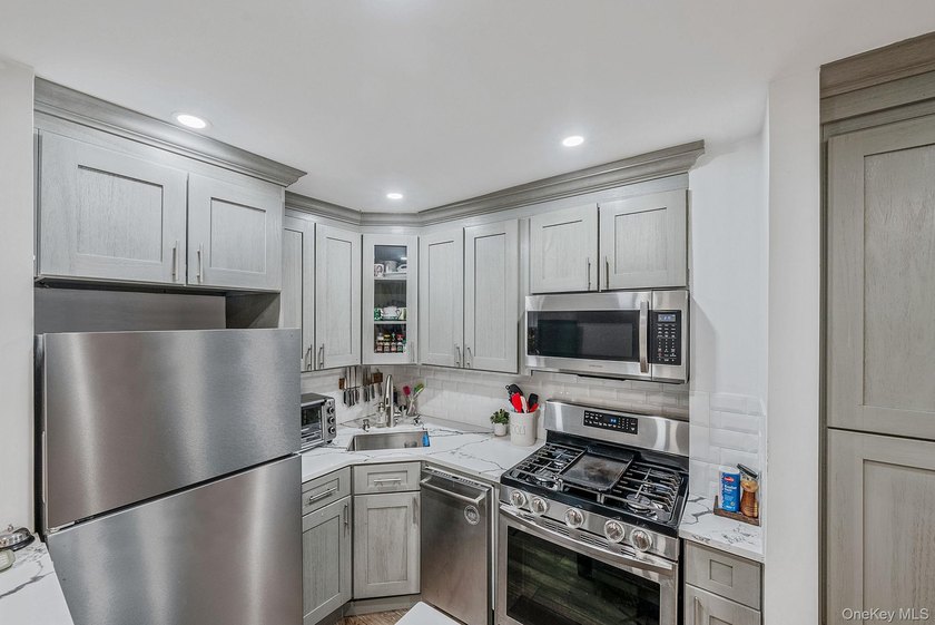 Welcome to this beautifully maintained 1-bedroom, 1-bath co-op - photo 7