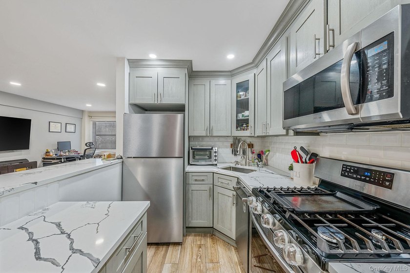 Welcome to this beautifully maintained 1-bedroom, 1-bath co-op - photo 8