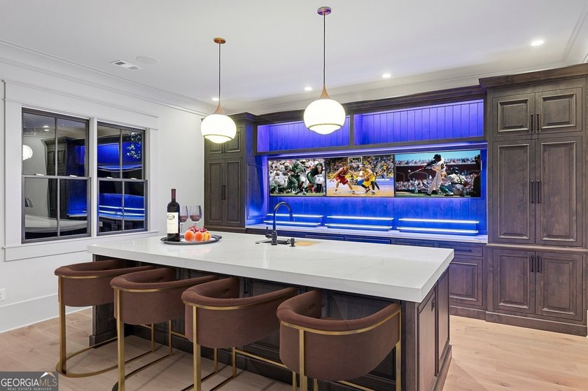 SOPHISTICATED ELEGANCE THROUGHOUT THIS STUNNING NEW CUSTOM - photo 3