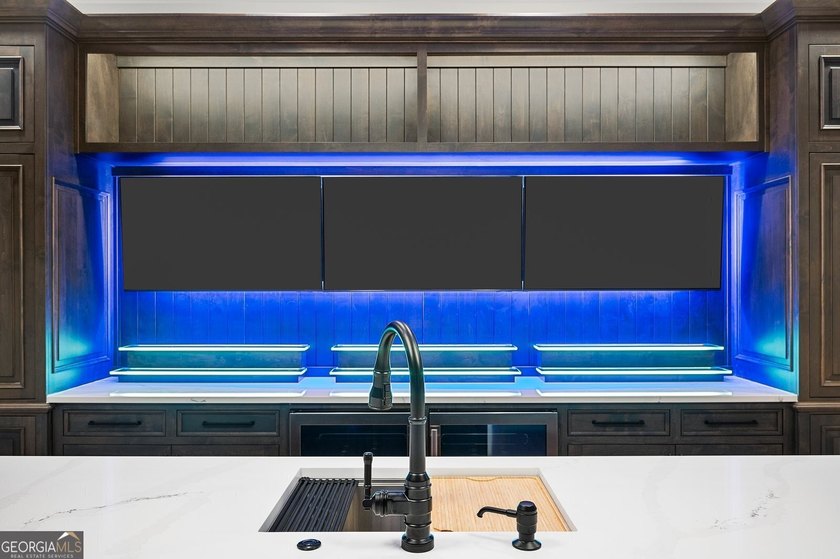SOPHISTICATED ELEGANCE THROUGHOUT THIS STUNNING NEW CUSTOM - photo 4
