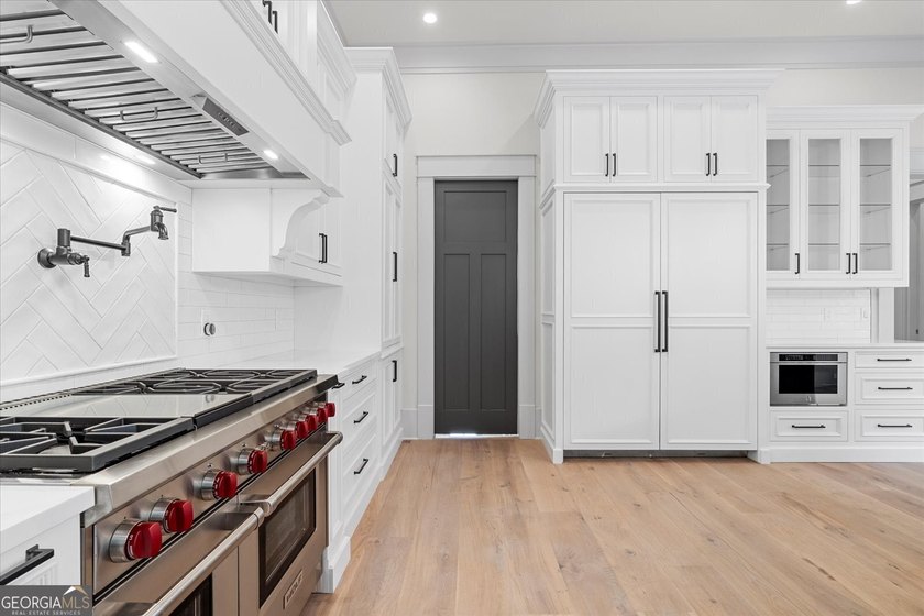 SOPHISTICATED ELEGANCE THROUGHOUT THIS STUNNING NEW CUSTOM - photo 9