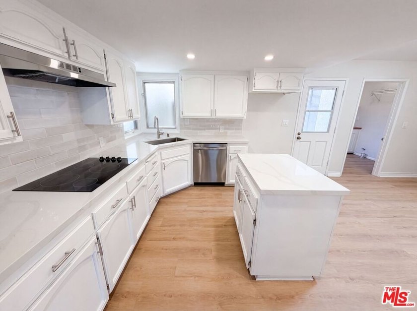 Don't miss 4421 Stanbridge Ave, showcasing fresh interior and - photo 12