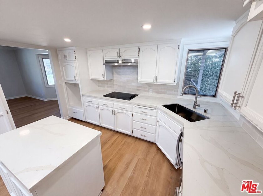 Don't miss 4421 Stanbridge Ave, showcasing fresh interior and - photo 13