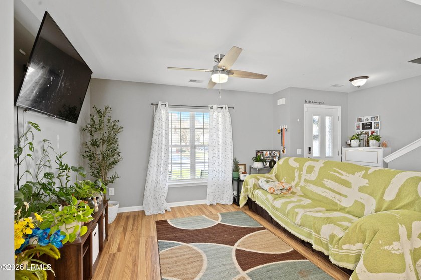 Welcome home to this spacious and beautifully maintained - photo 15