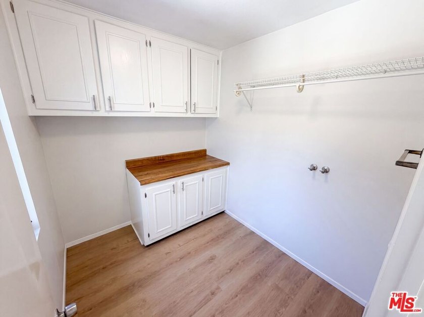 Don't miss 4421 Stanbridge Ave, showcasing fresh interior and - photo 15
