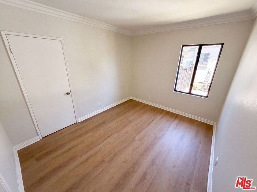Don't miss 4421 Stanbridge Ave, showcasing fresh interior and - photo 16