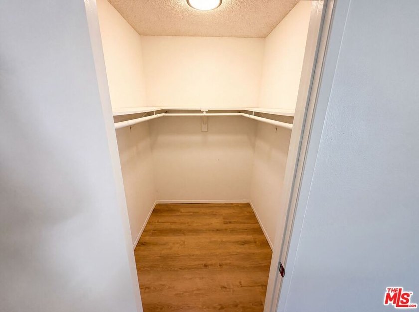 Don't miss 4421 Stanbridge Ave, showcasing fresh interior and - photo 17