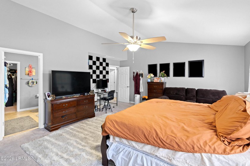 Welcome home to this spacious and beautifully maintained - photo 21