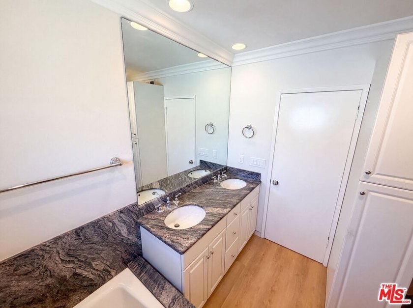 Don't miss 4421 Stanbridge Ave, showcasing fresh interior and - photo 21