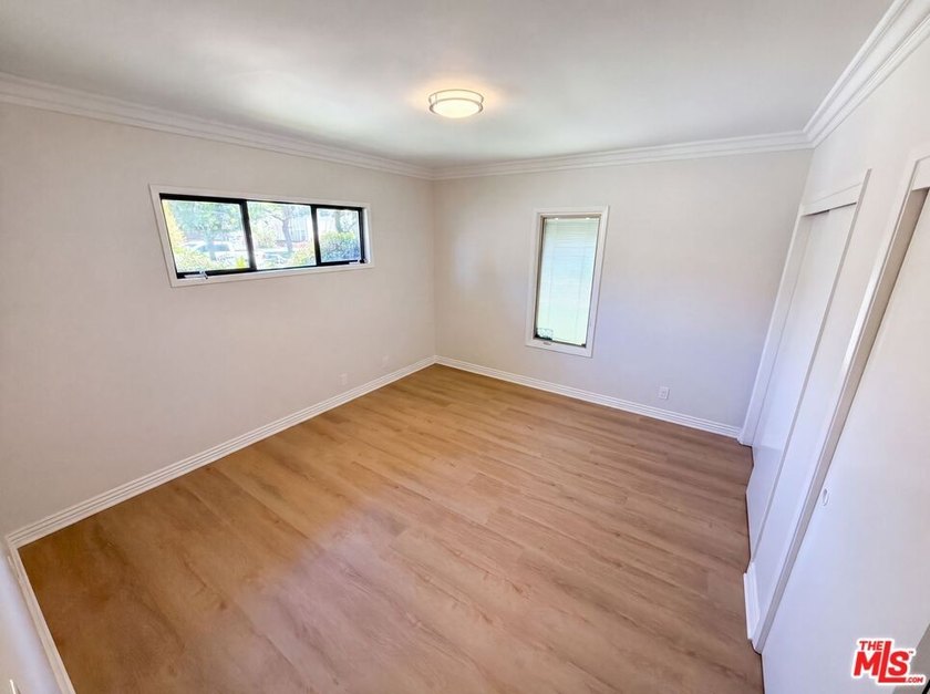Don't miss 4421 Stanbridge Ave, showcasing fresh interior and - photo 23
