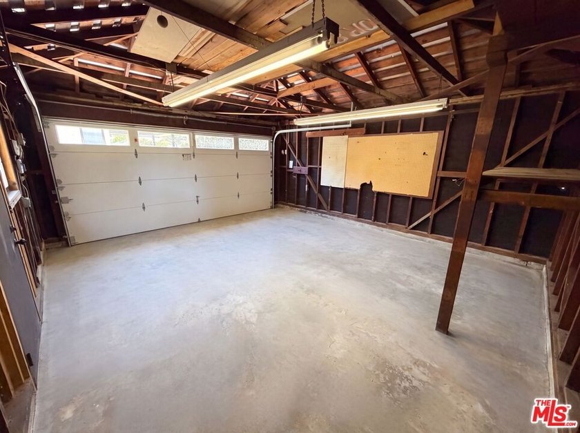 Don't miss 4421 Stanbridge Ave, showcasing fresh interior and - photo 30