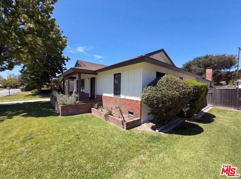 Don't miss 4421 Stanbridge Ave, showcasing fresh interior and - photo 31
