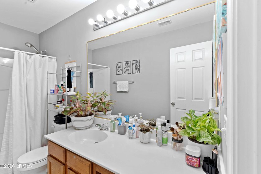 Welcome home to this spacious and beautifully maintained - photo 32
