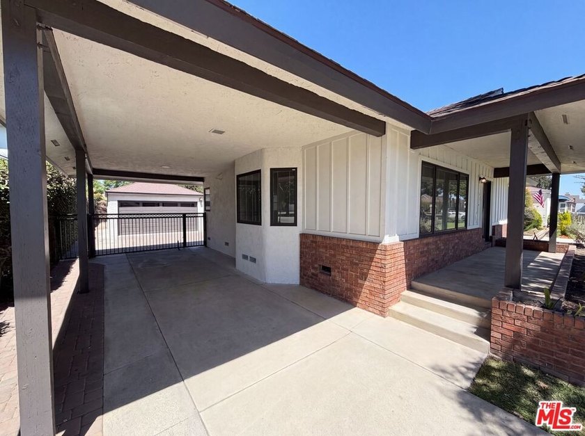 Don't miss 4421 Stanbridge Ave, showcasing fresh interior and - photo 33