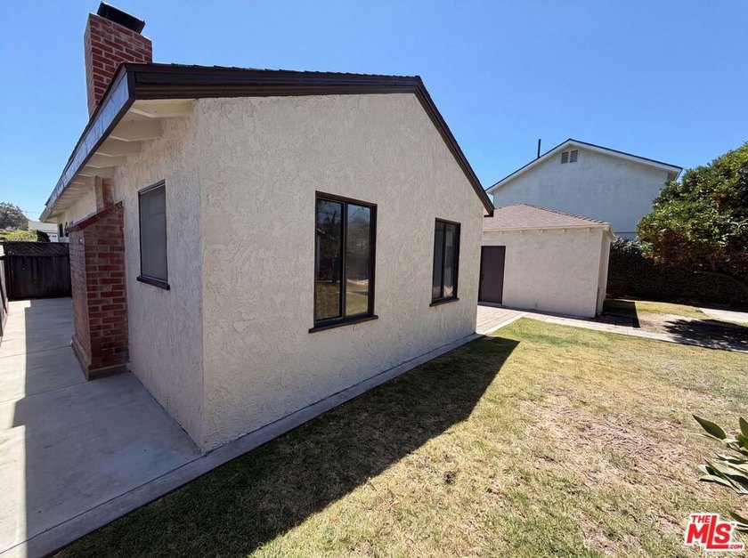 Don't miss 4421 Stanbridge Ave, showcasing fresh interior and - photo 37