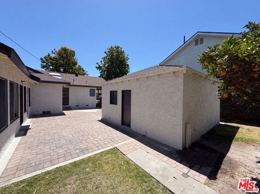 Don't miss 4421 Stanbridge Ave, showcasing fresh interior and - photo 38