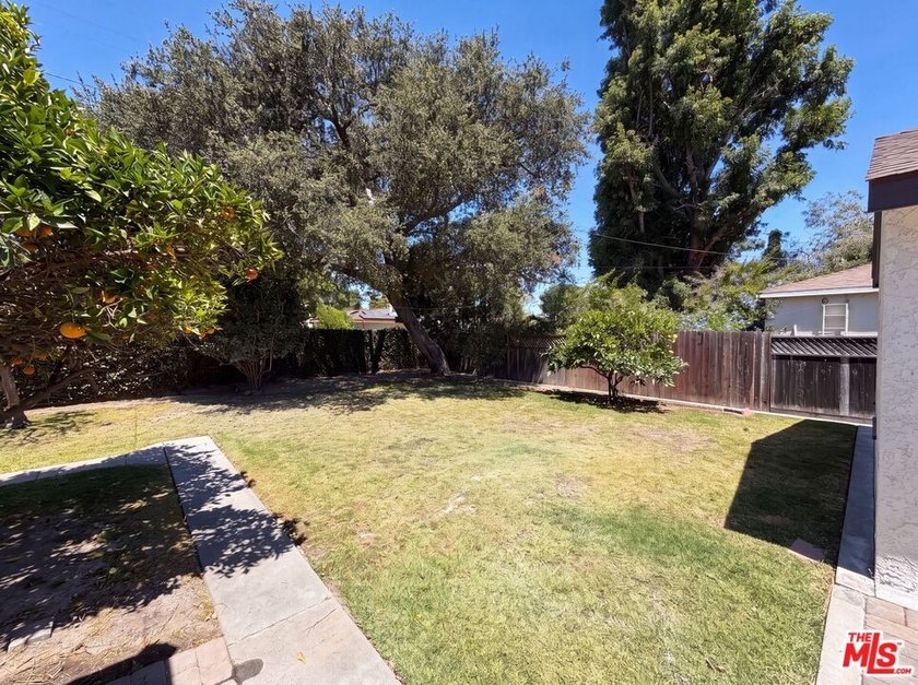 Don't miss 4421 Stanbridge Ave, showcasing fresh interior and - photo 39