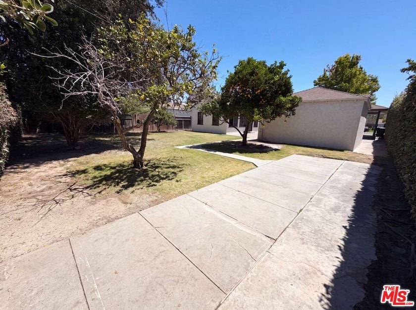 Don't miss 4421 Stanbridge Ave, showcasing fresh interior and - photo 42
