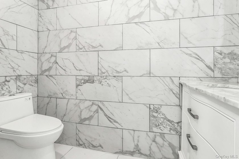 Welcome to your elegant and spacious remodeled, 6+ bedroom, 5 - photo 15