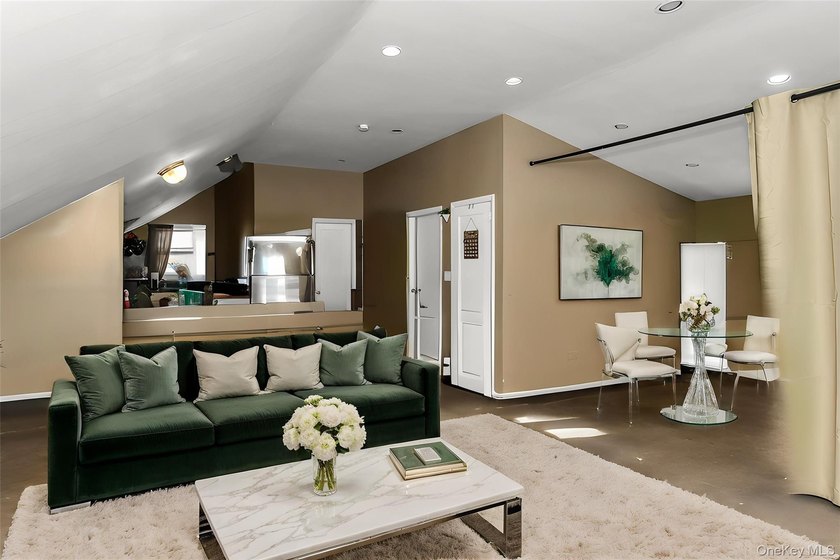 Welcome to your elegant and spacious remodeled, 6+ bedroom, 5 - photo 21
