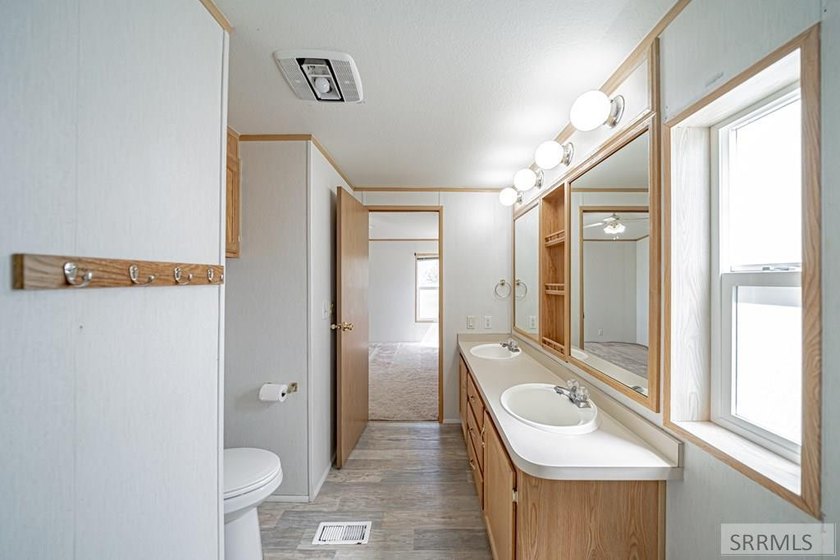 Escape to the peace and privacy of country living with this - photo 22