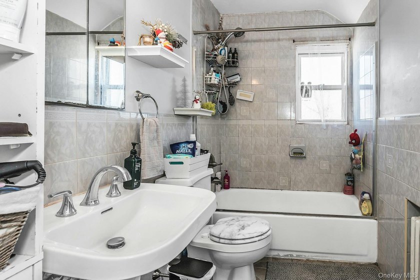 Welcome to your elegant and spacious remodeled, 6+ bedroom, 5 - photo 25