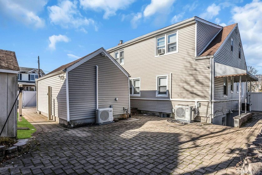 Welcome to your elegant and spacious remodeled, 6+ bedroom, 5 - photo 33
