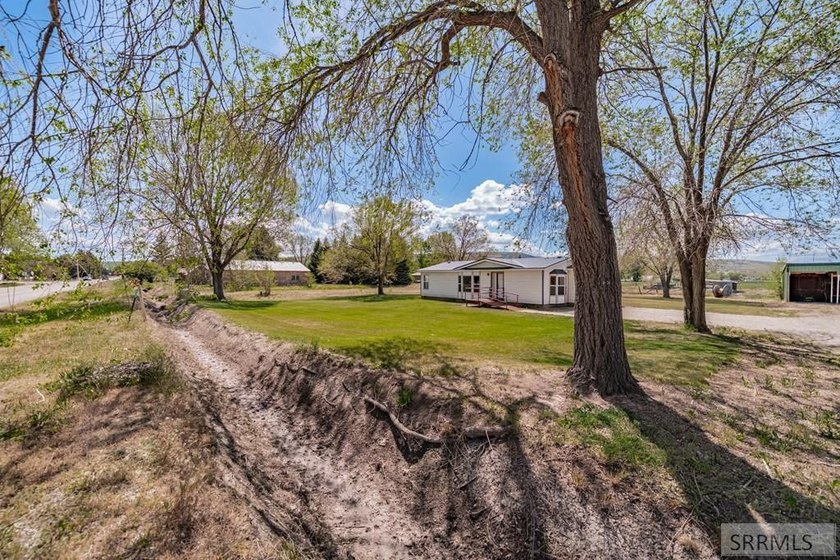 Escape to the peace and privacy of country living with this - photo 43