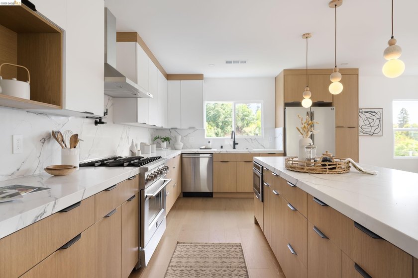 Nestled in Oakland's coveted Crocker Highlands neighborhood, 799 - photo 17