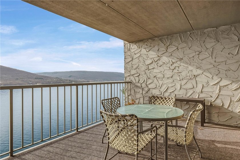 Enjoy the sunrises on the spacious balcony with million dollar - photo 4
