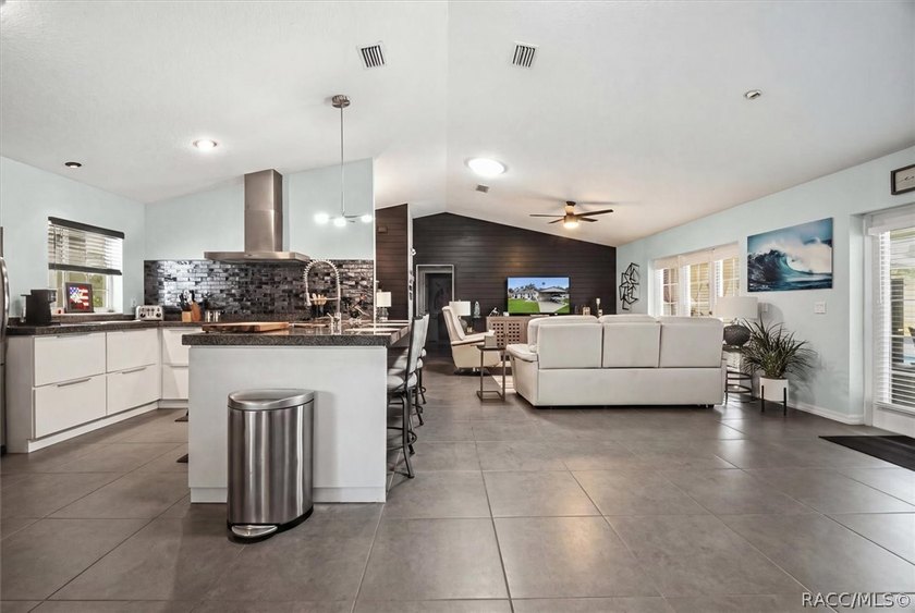 This recently updated interior and decor, well-maintained 3-bed - photo 12