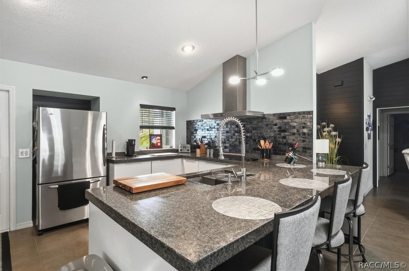 This recently updated interior and decor, well-maintained 3-bed - photo 13