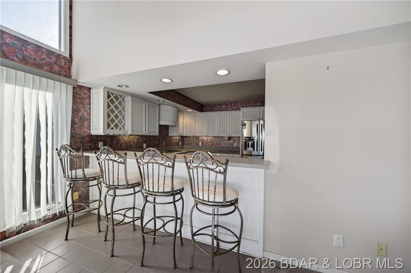 Beautiful Lake Views in this sought after well established - photo 15
