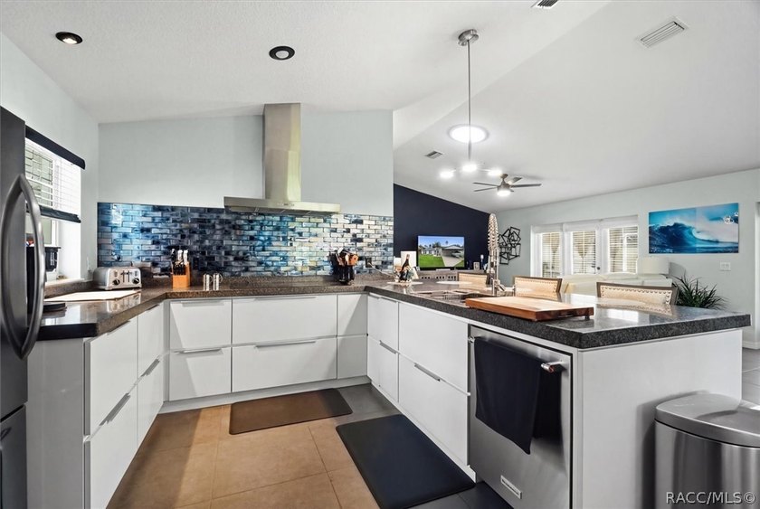 This recently updated interior and decor, well-maintained 3-bed - photo 15