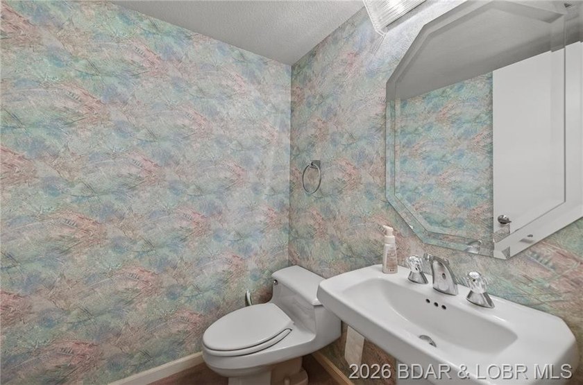 Beautiful Lake Views in this sought after well established - photo 16