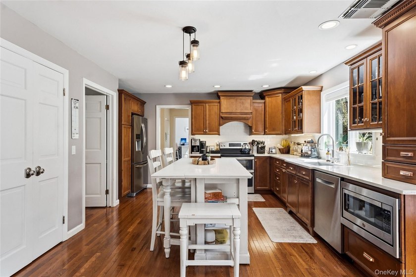 Nestled on a secluded, lushly landscaped three-quarter-acre - photo 16