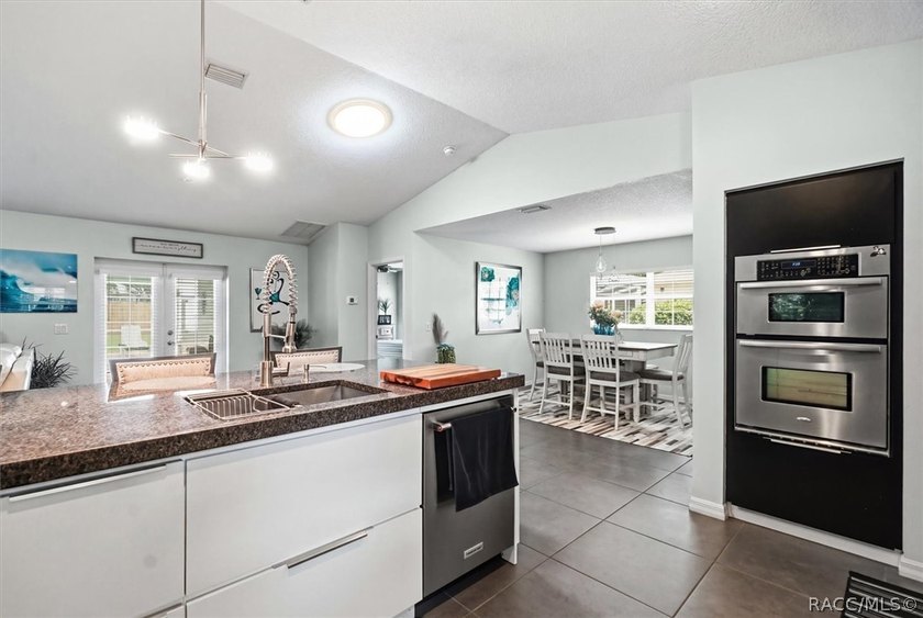 This recently updated interior and decor, well-maintained 3-bed - photo 18