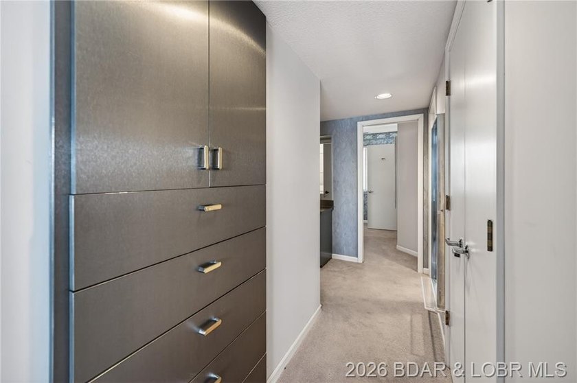 Beautiful Lake Views in this sought after well established - photo 19